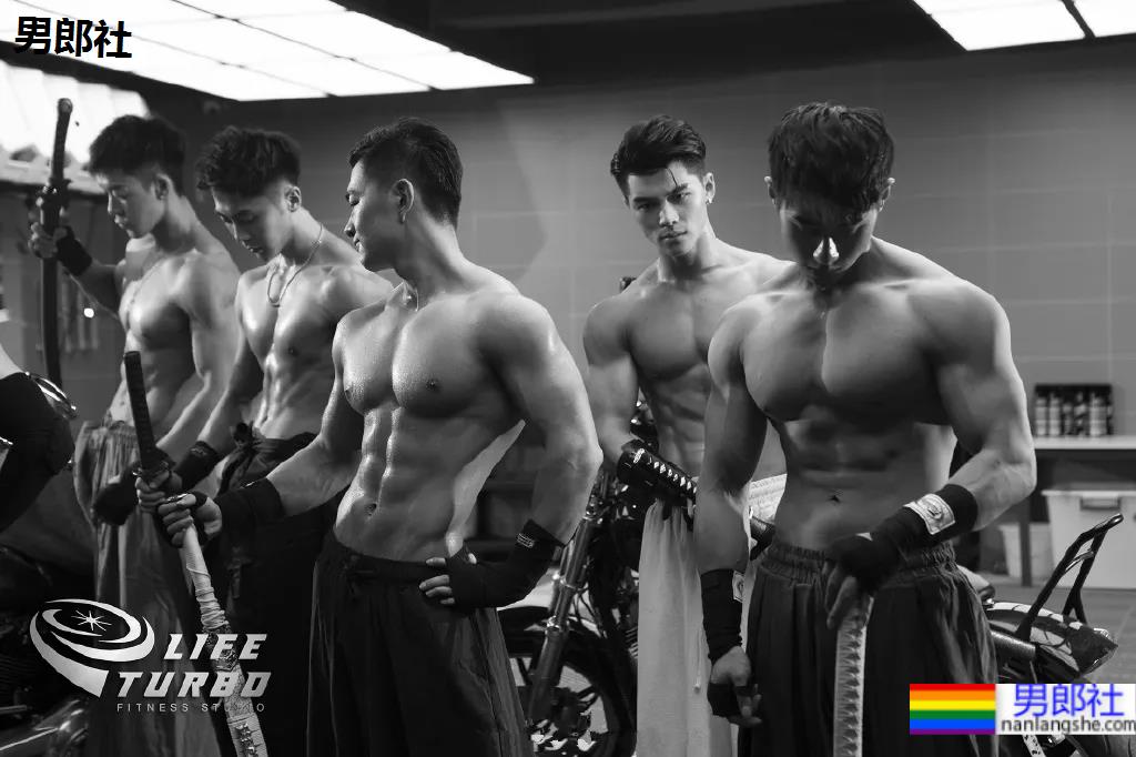 肌肉男COS黑武士小视频火了！重庆最帅私教都在这里了，你想体验谁的课？ - 51虹马