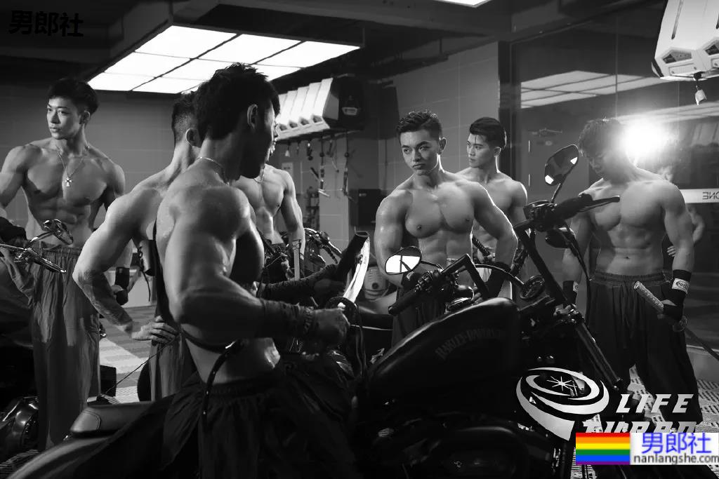 肌肉男COS黑武士小视频火了！重庆最帅私教都在这里了，你想体验谁的课？ - 51虹马