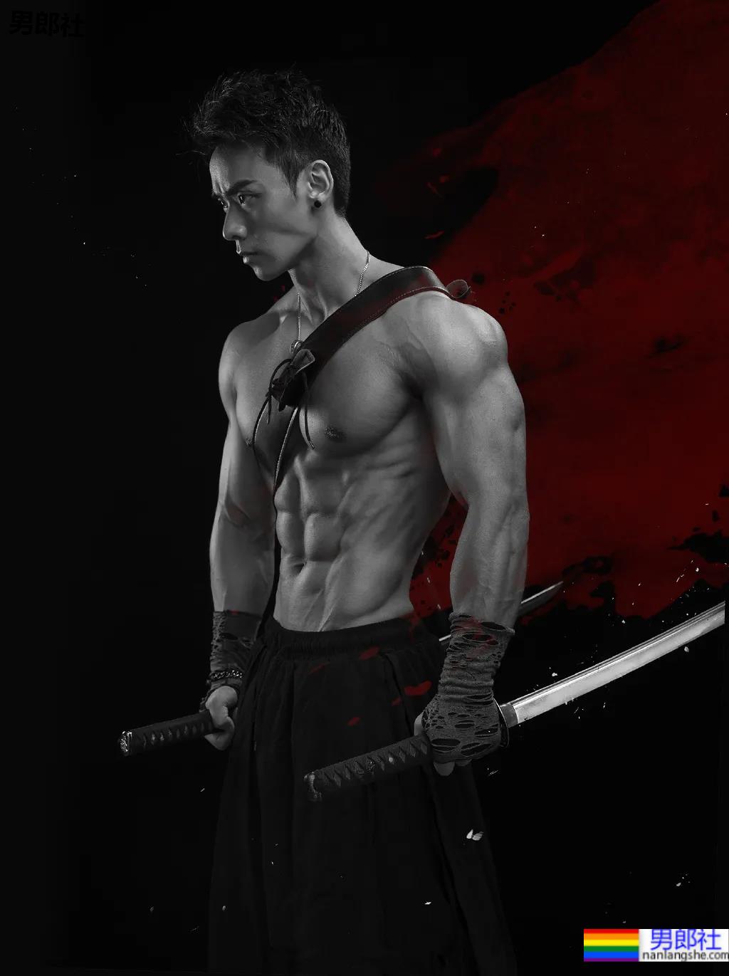 肌肉男COS黑武士小视频火了！重庆最帅私教都在这里了，你想体验谁的课？ - 51虹马