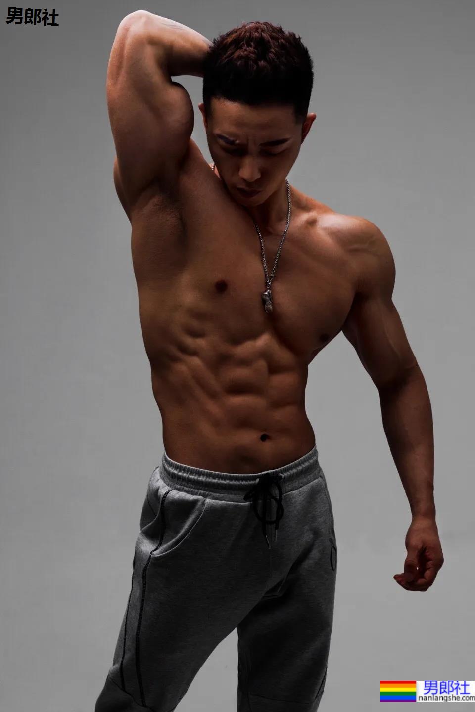 肌肉男COS黑武士小视频火了！重庆最帅私教都在这里了，你想体验谁的课？ - 51虹马