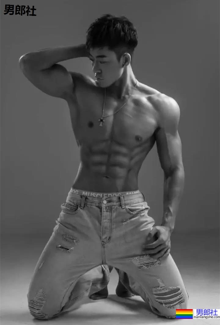 肌肉男COS黑武士小视频火了！重庆最帅私教都在这里了，你想体验谁的课？ - 51虹马