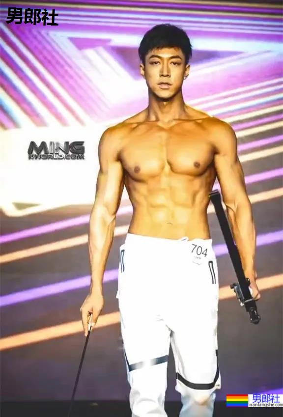 肌肉男COS黑武士小视频火了！重庆最帅私教都在这里了，你想体验谁的课？ - 51虹马