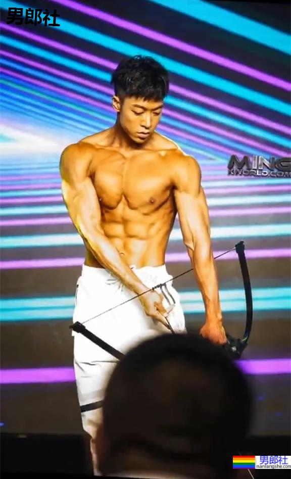 肌肉男COS黑武士小视频火了！重庆最帅私教都在这里了，你想体验谁的课？ - 51虹马