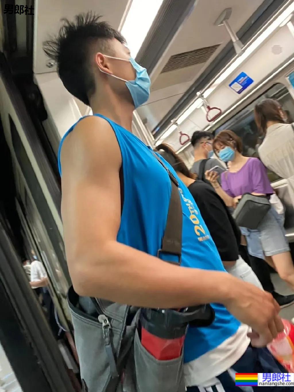 春天一到，地铁上的小哥哥们就穿得这么少了-51虹马