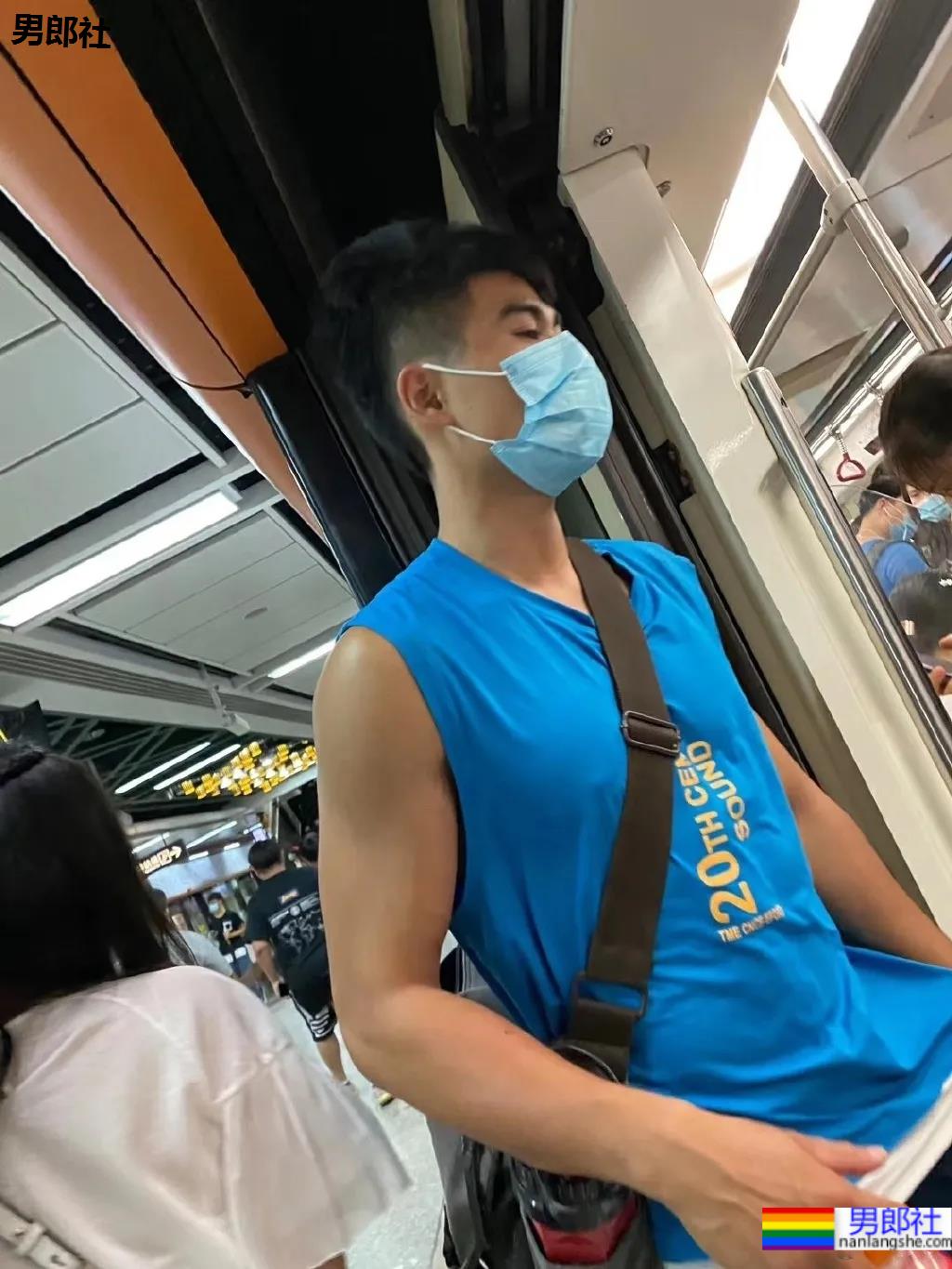 春天一到，地铁上的小哥哥们就穿得这么少了 - 51虹马