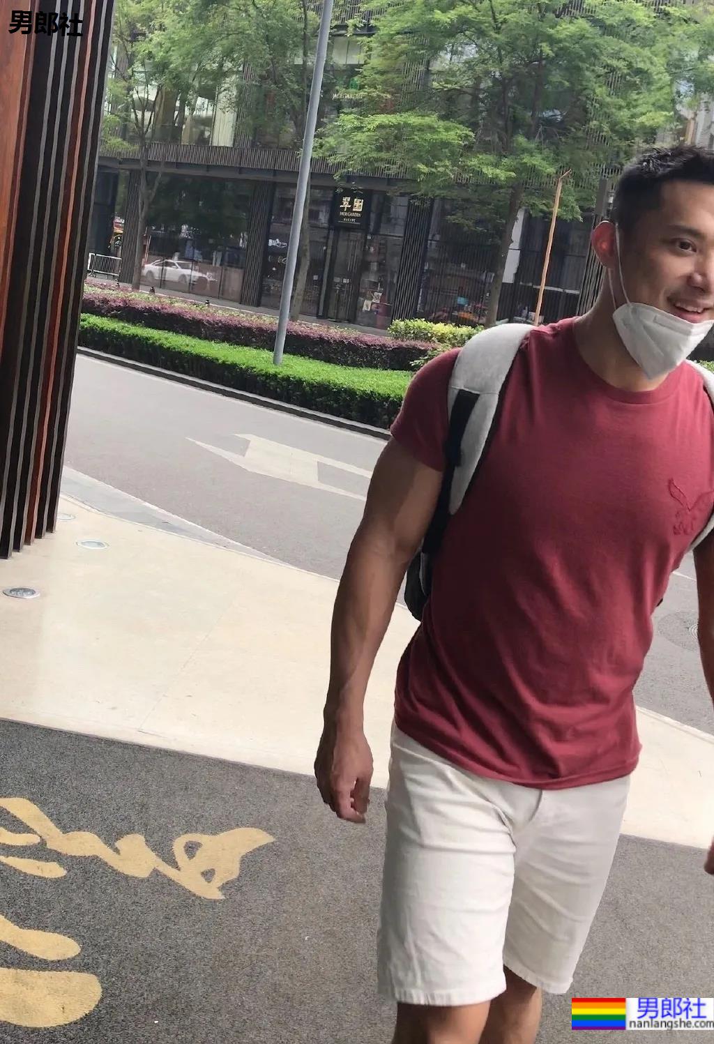 春天一到，地铁上的小哥哥们就穿得这么少了 - 51虹马