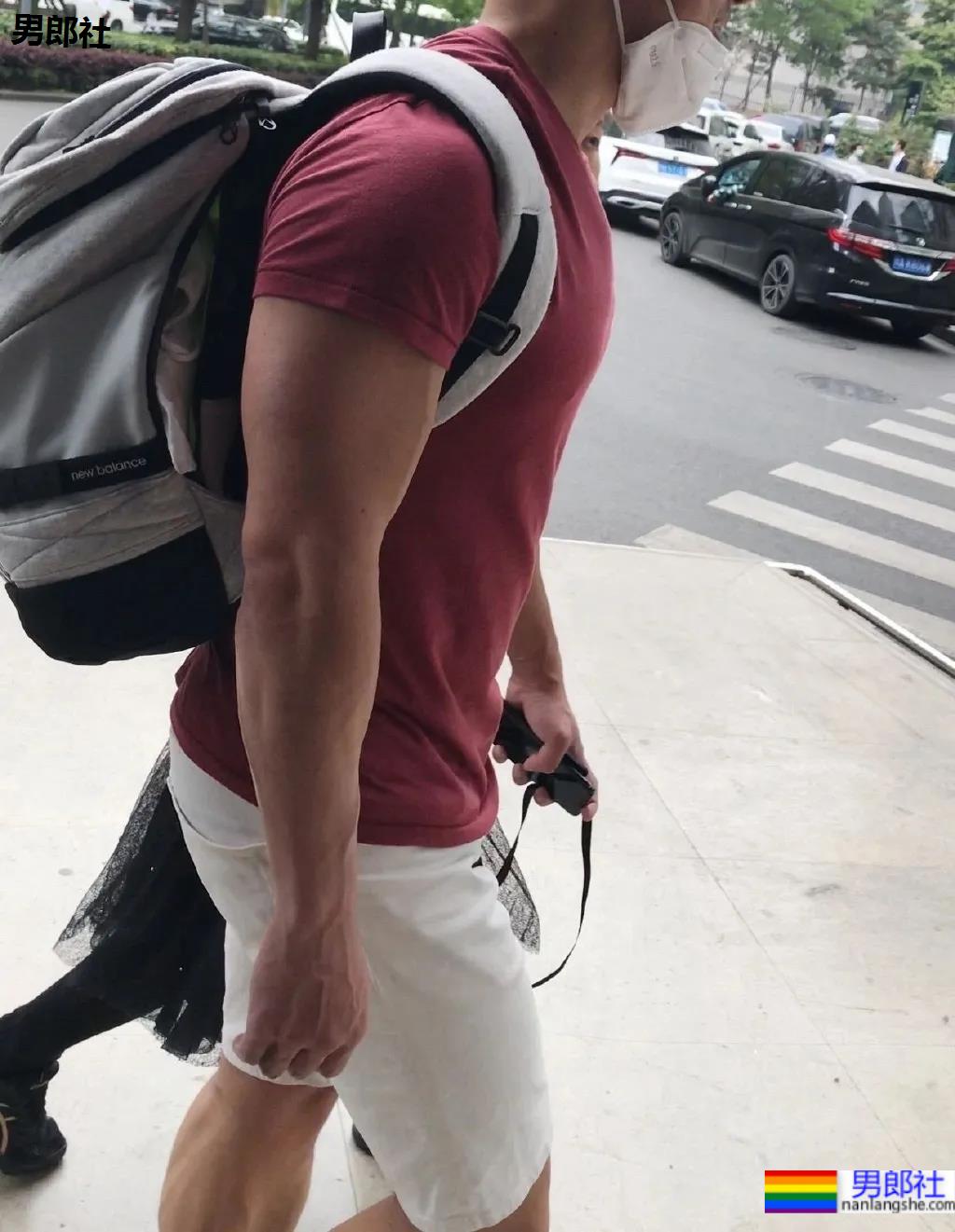 春天一到，地铁上的小哥哥们就穿得这么少了 - 51虹马