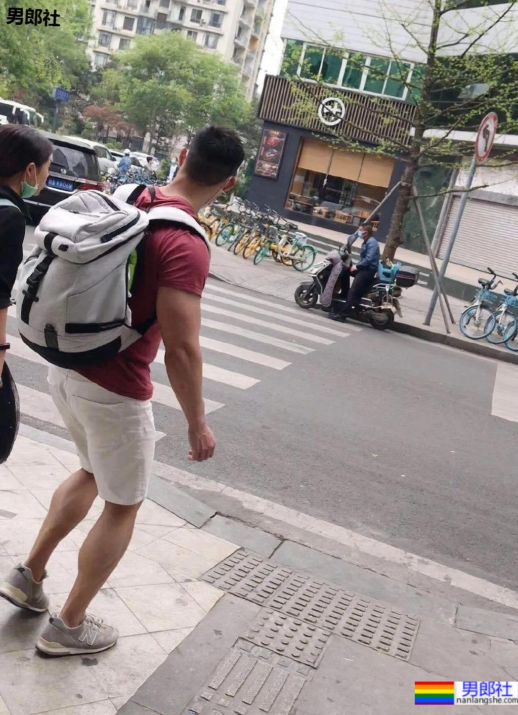 春天一到，地铁上的小哥哥们就穿得这么少了 - 51虹马