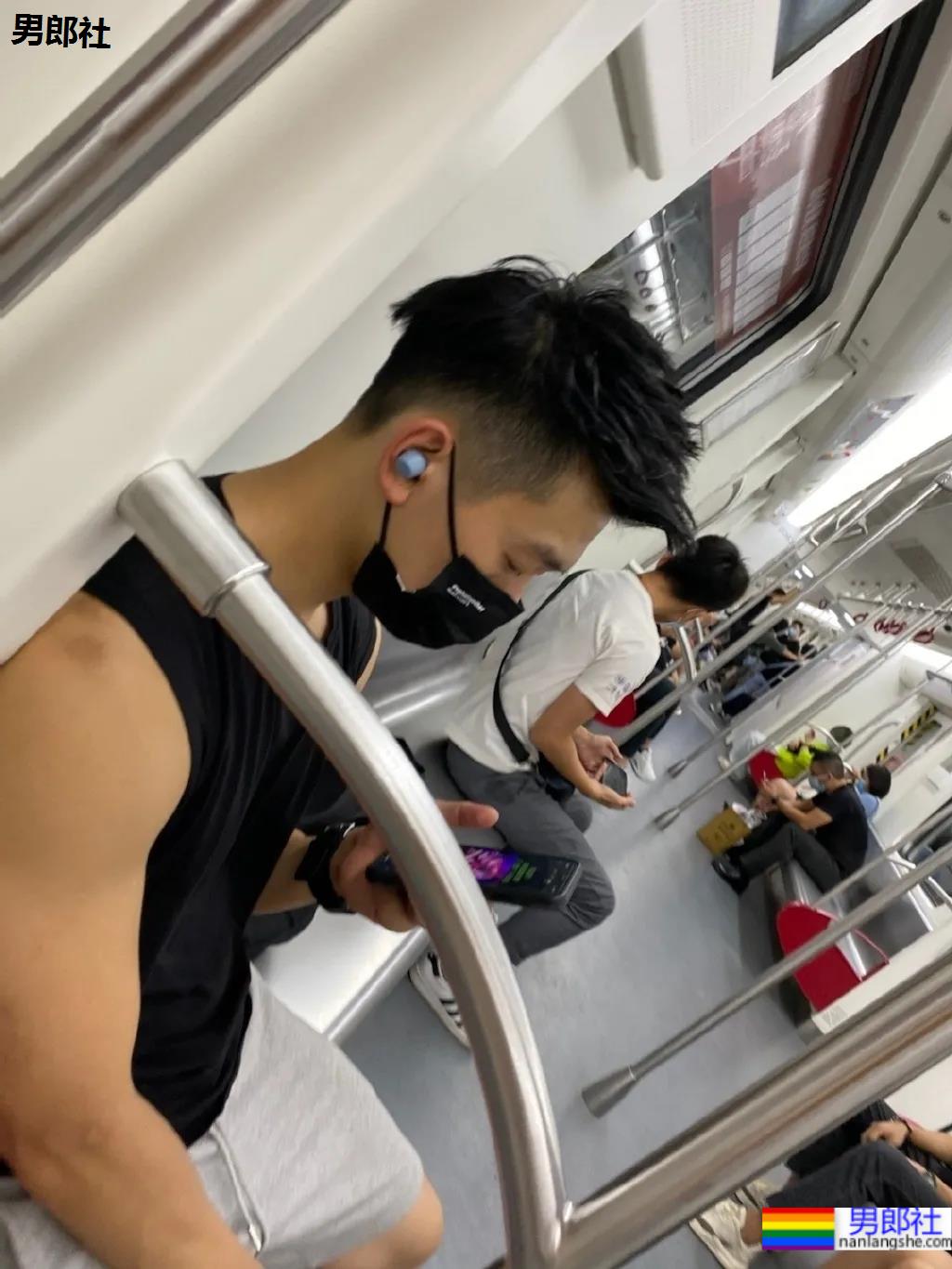 春天一到，地铁上的小哥哥们就穿得这么少了 - 51虹马