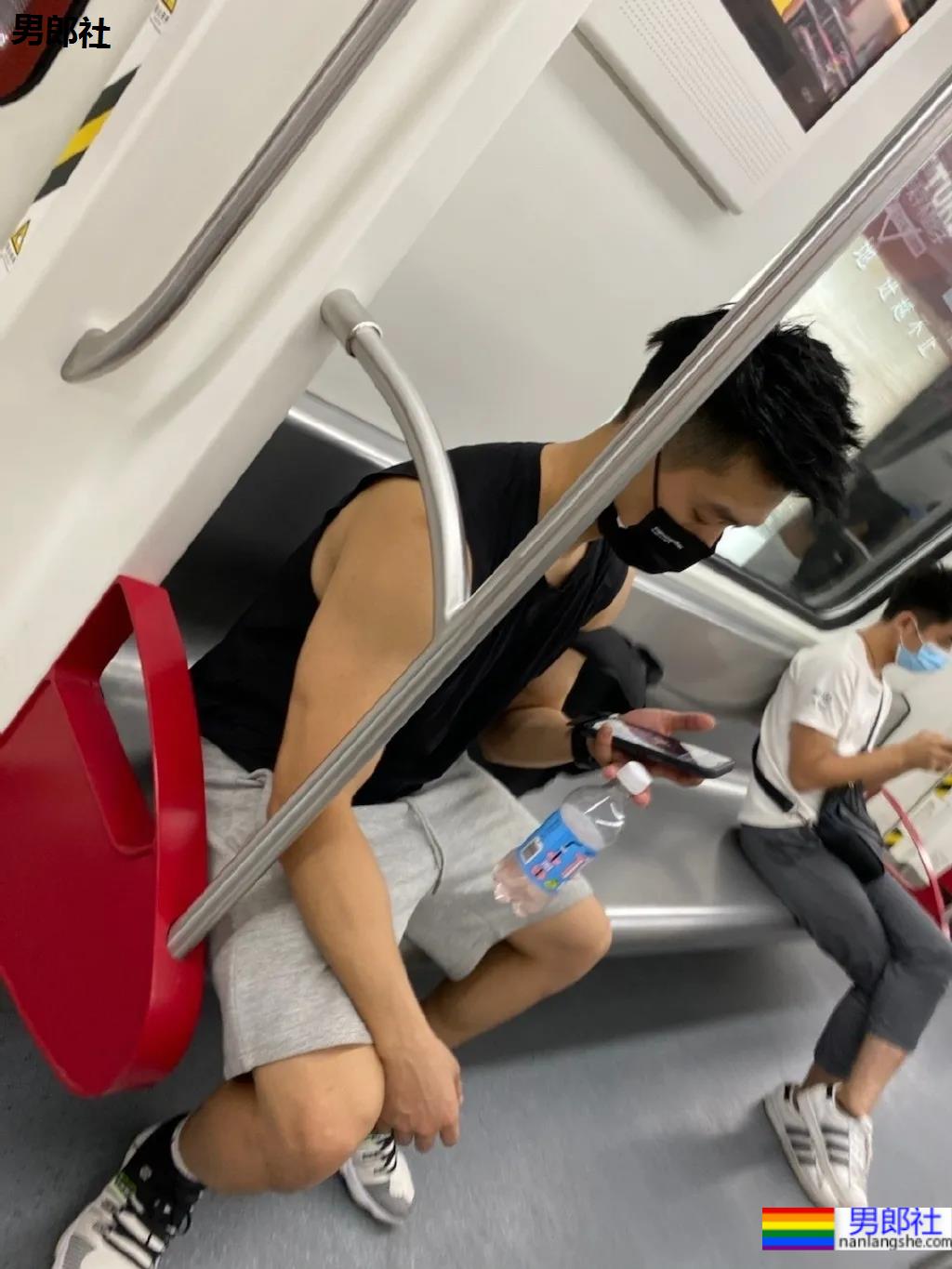 春天一到，地铁上的小哥哥们就穿得这么少了 - 51虹马