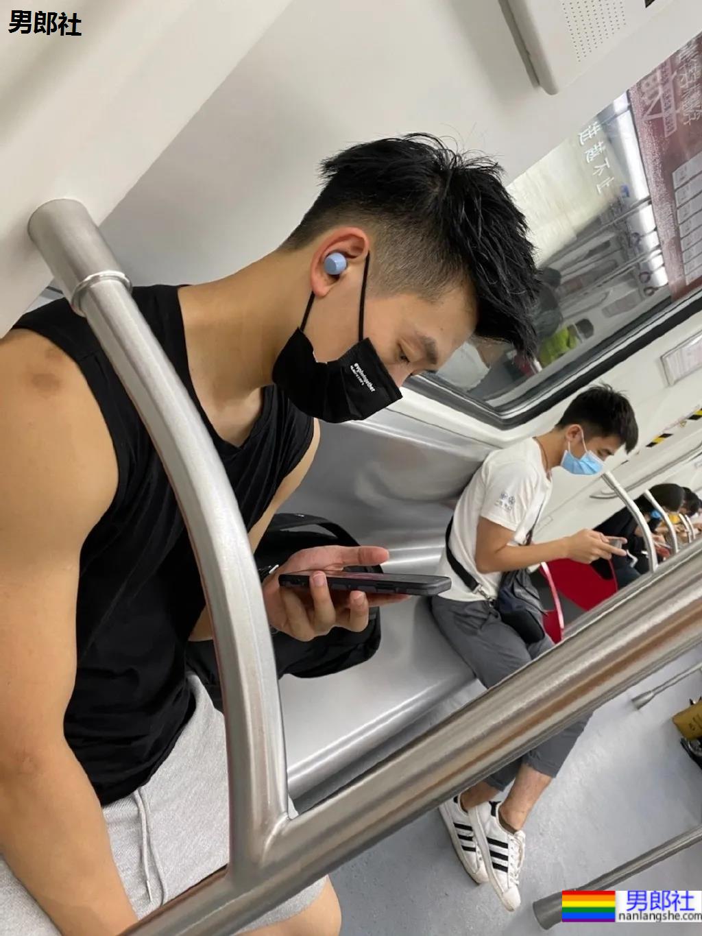 春天一到，地铁上的小哥哥们就穿得这么少了 - 51虹马