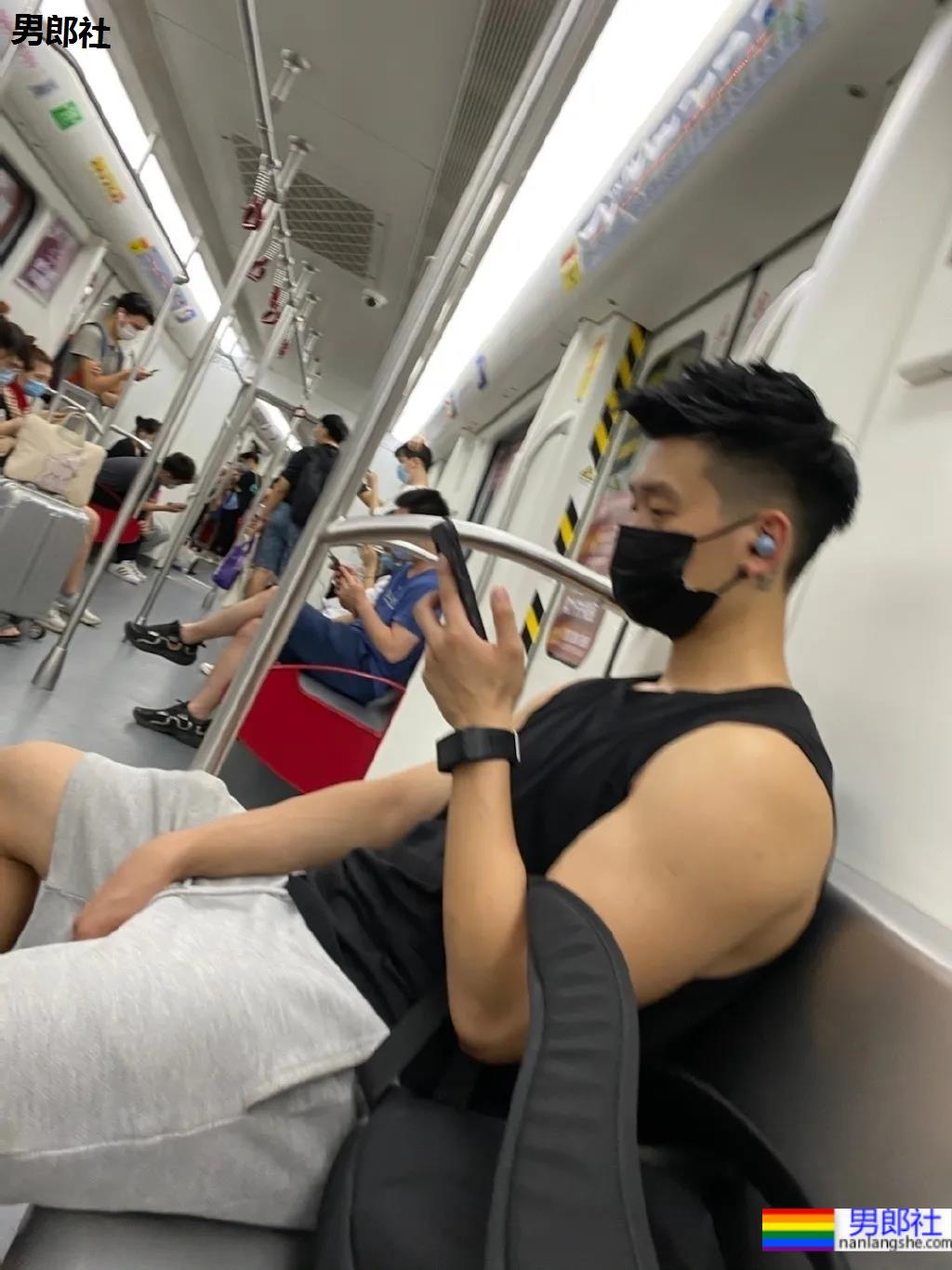 春天一到，地铁上的小哥哥们就穿得这么少了 - 51虹马