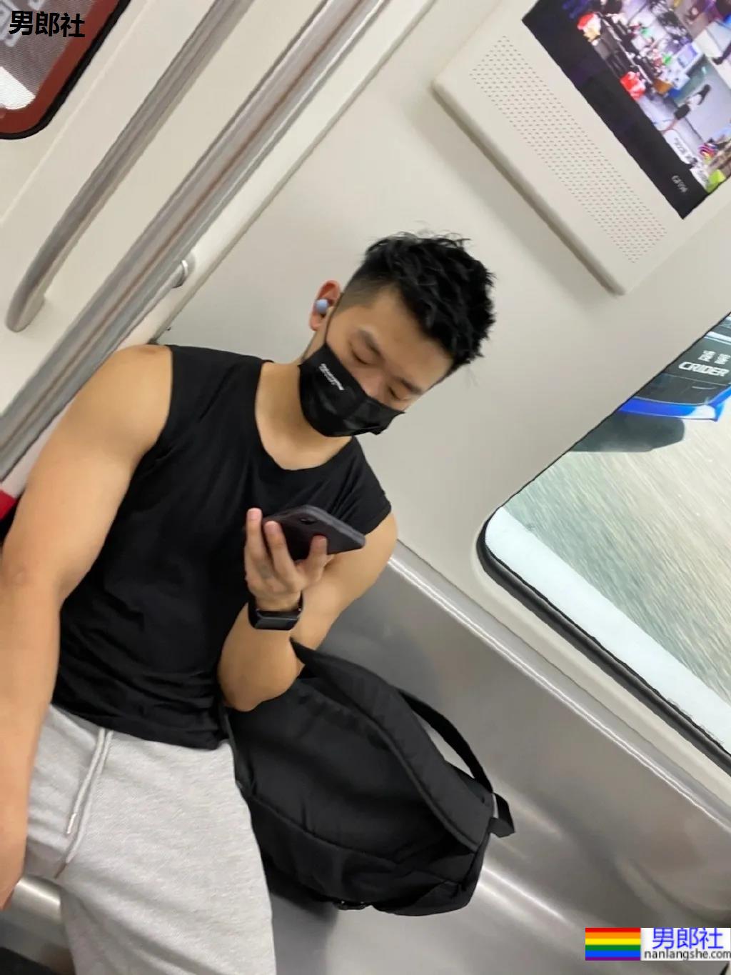 春天一到，地铁上的小哥哥们就穿得这么少了 - 51虹马