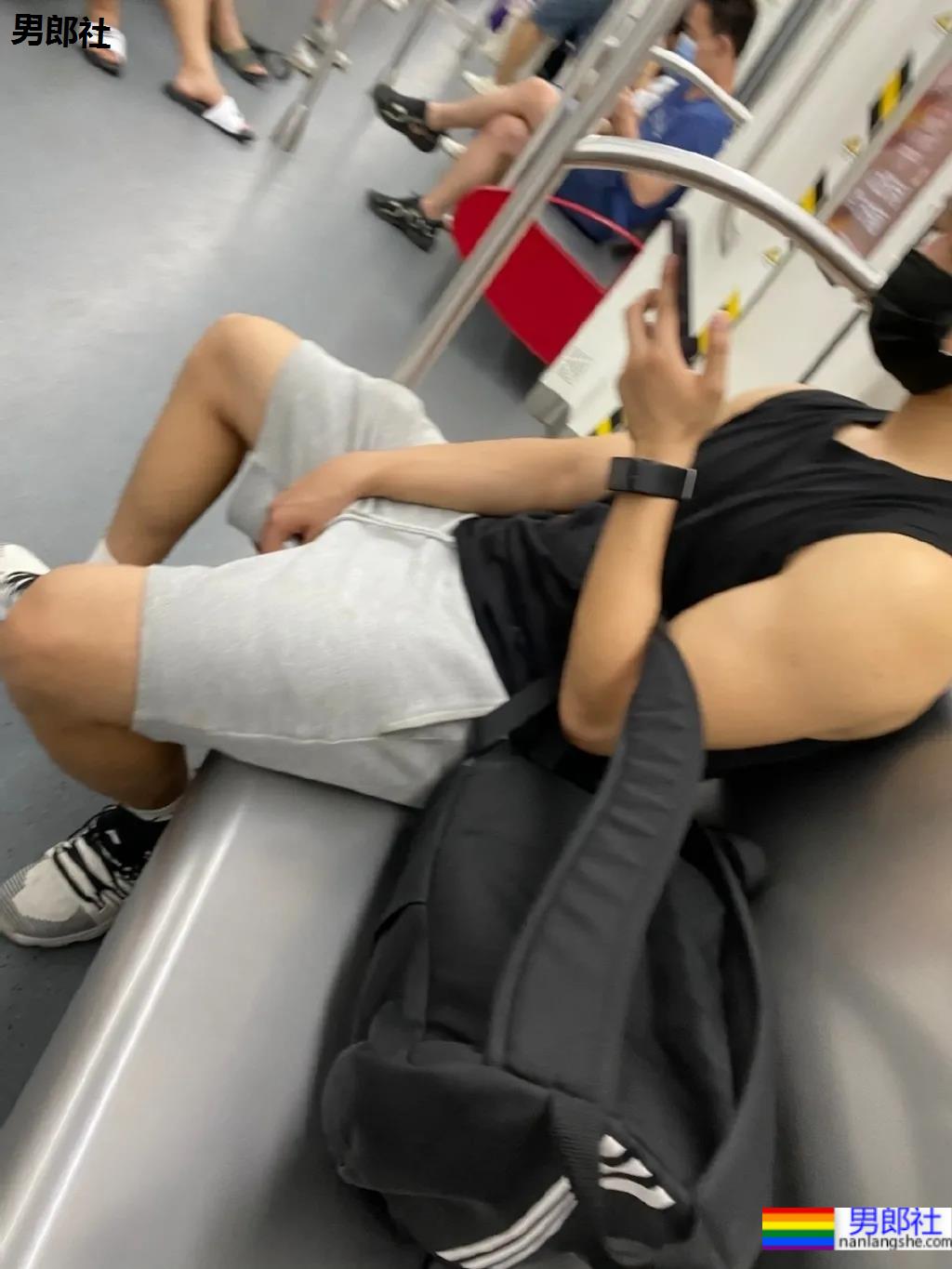 春天一到，地铁上的小哥哥们就穿得这么少了 - 51虹马