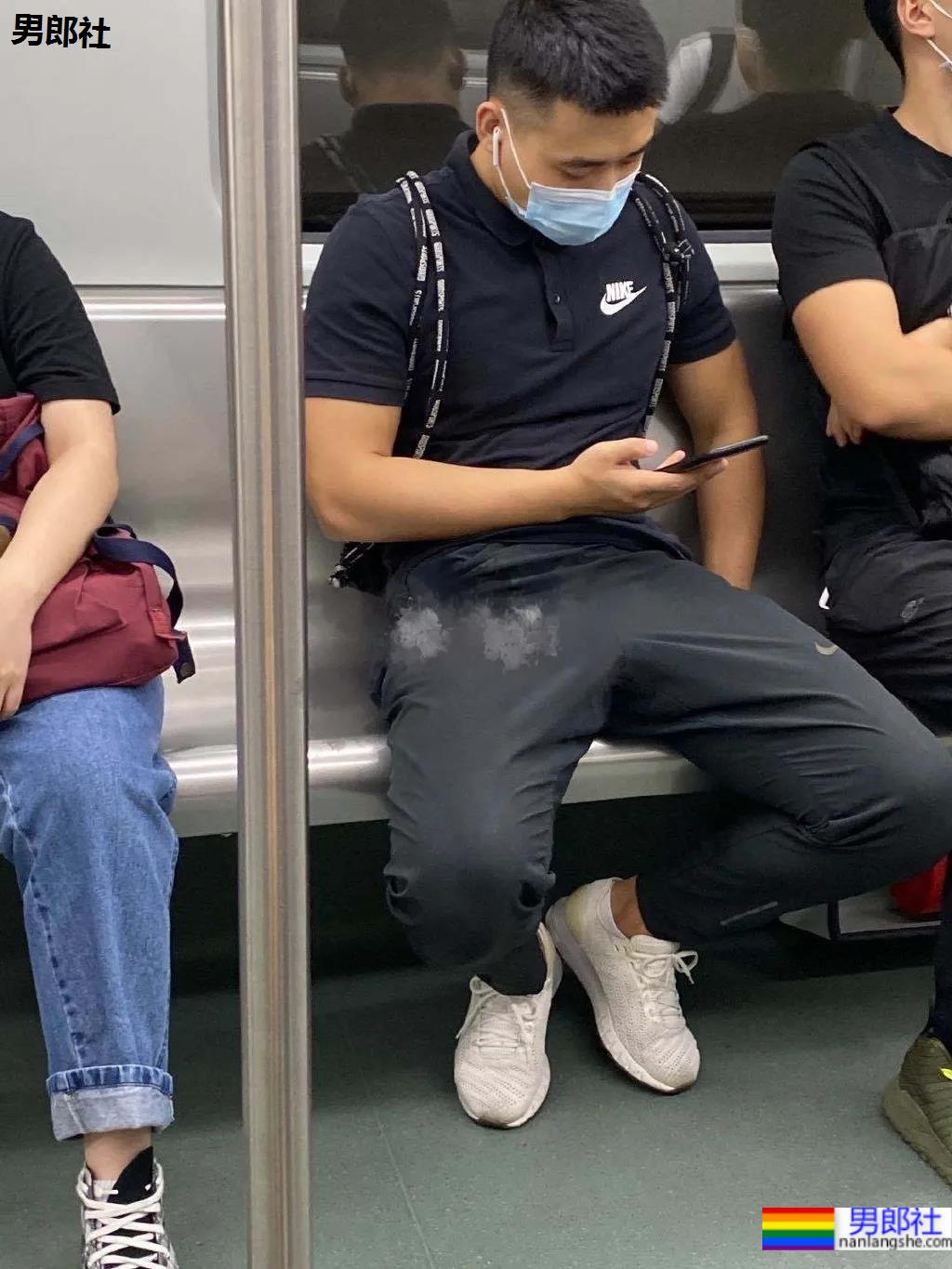 春天一到，地铁上的小哥哥们就穿得这么少了 - 51虹马