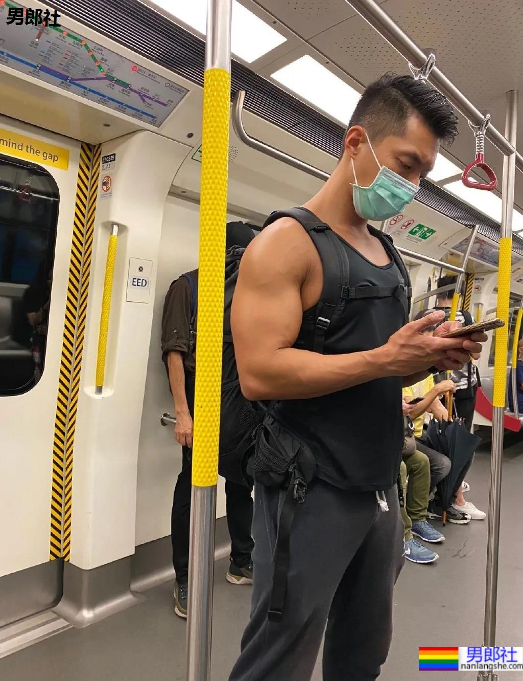 春天一到，地铁上的小哥哥们就穿得这么少了 - 51虹马