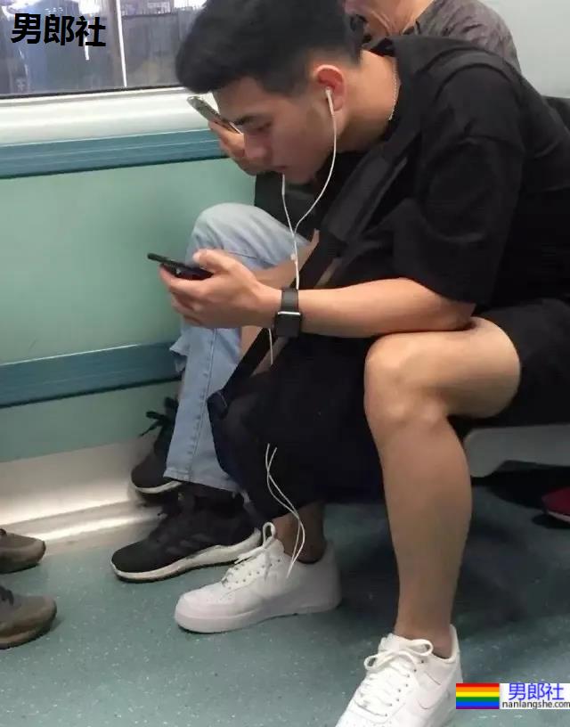 春天一到，地铁上的小哥哥们就穿得这么少了 - 51虹马