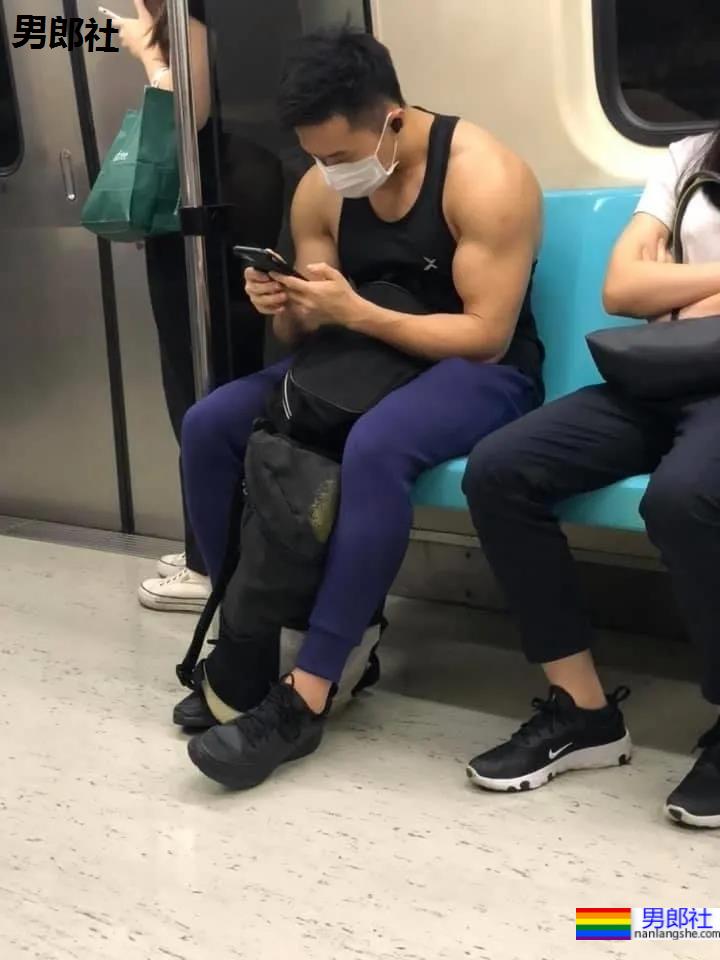 春天一到，地铁上的小哥哥们就穿得这么少了 - 51虹马