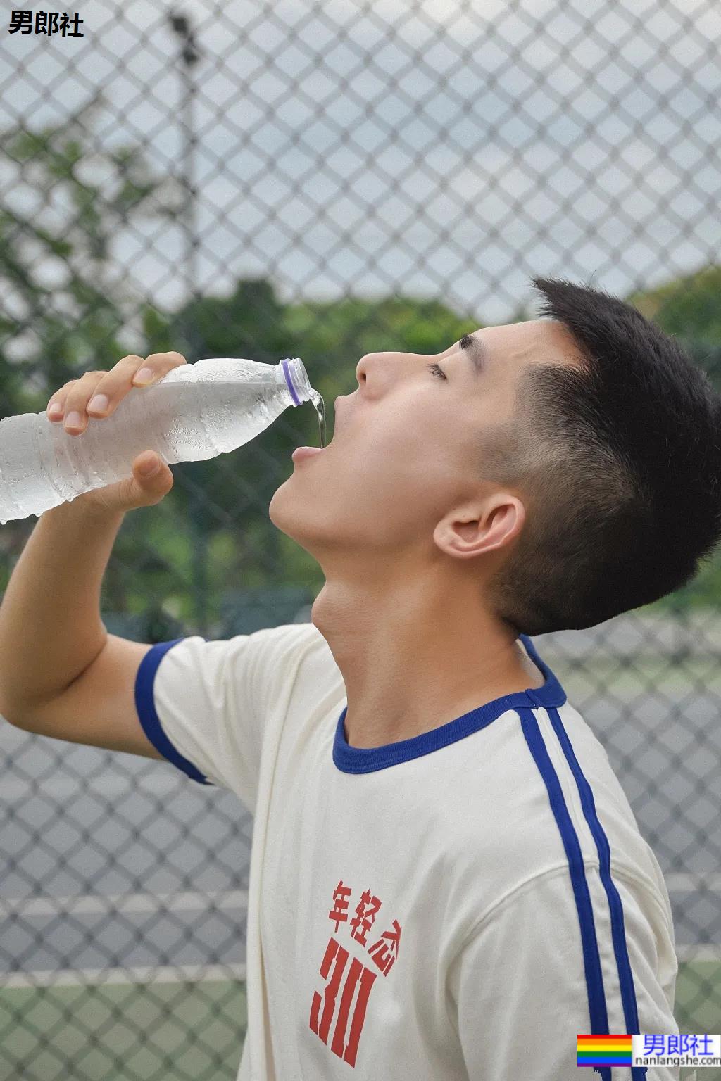 成都超帅网球男孩写真，这个侧颜绝了！ - 51虹马