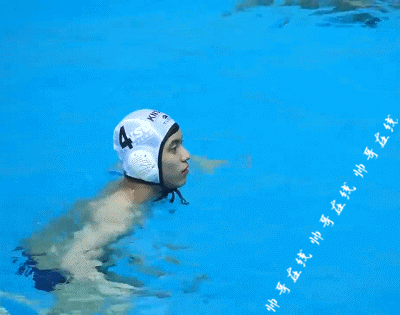 直拍97年水球运动员视频火了！颜正条顺体育生帅出圈，难怪镜头只拍他！-51虹马