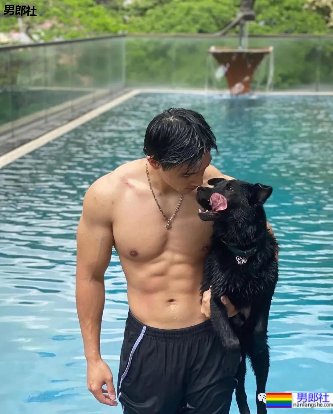 那个成了网红肌肉男的港姐儿子，新照露内裤边放飞自我 - 51虹马