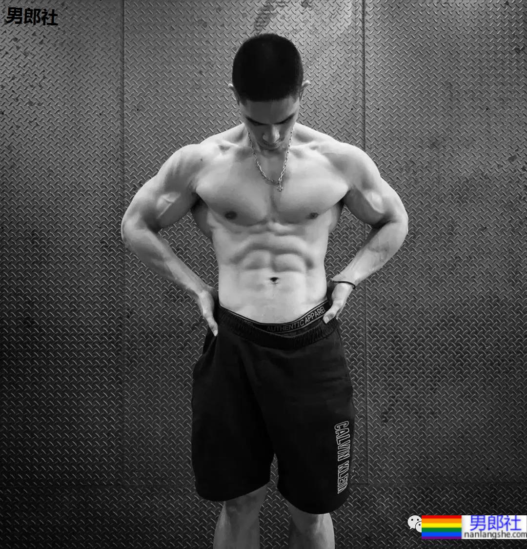 那个成了网红肌肉男的港姐儿子，新照露内裤边放飞自我 - 51虹马