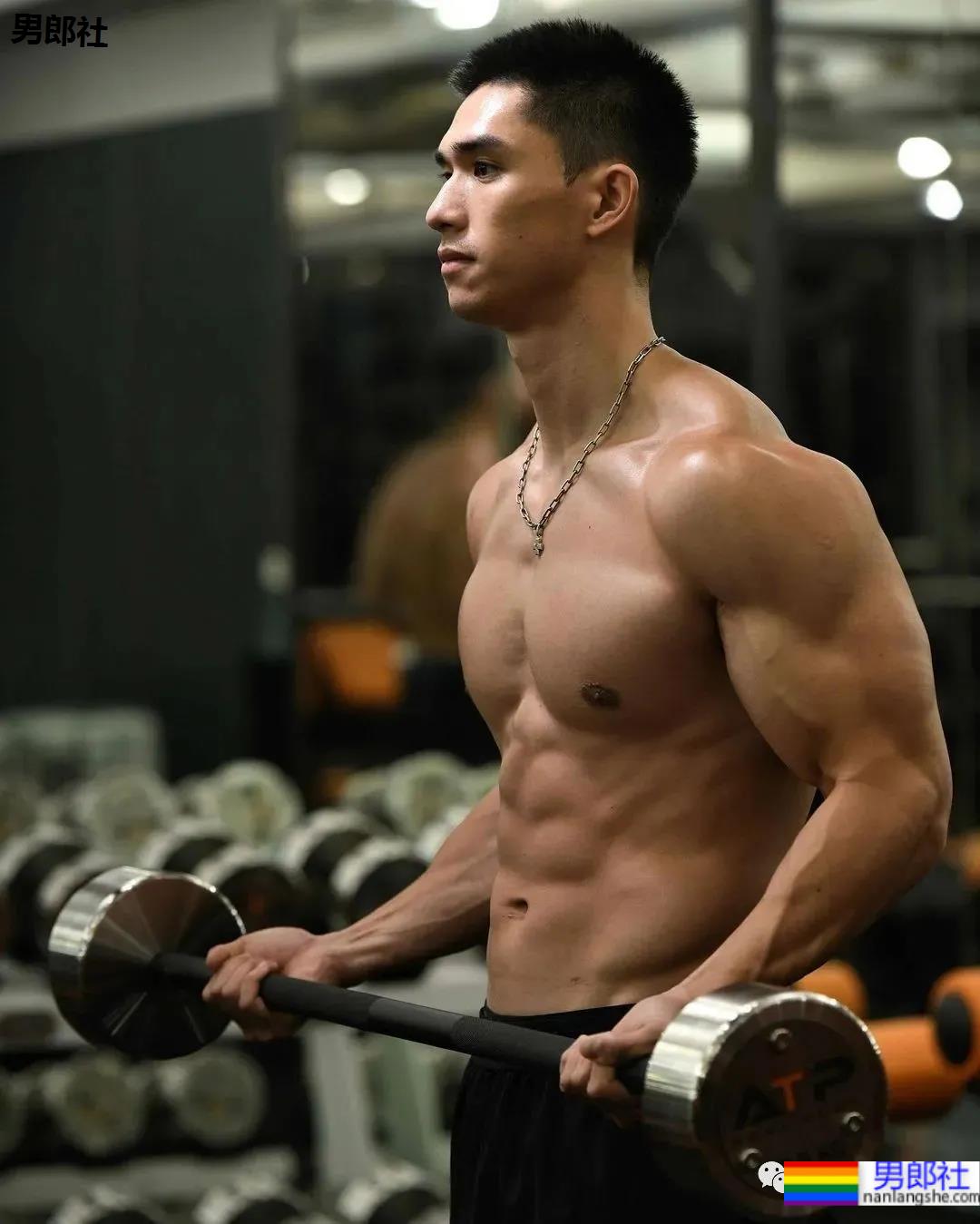 那个成了网红肌肉男的港姐儿子，新照露内裤边放飞自我 - 51虹马