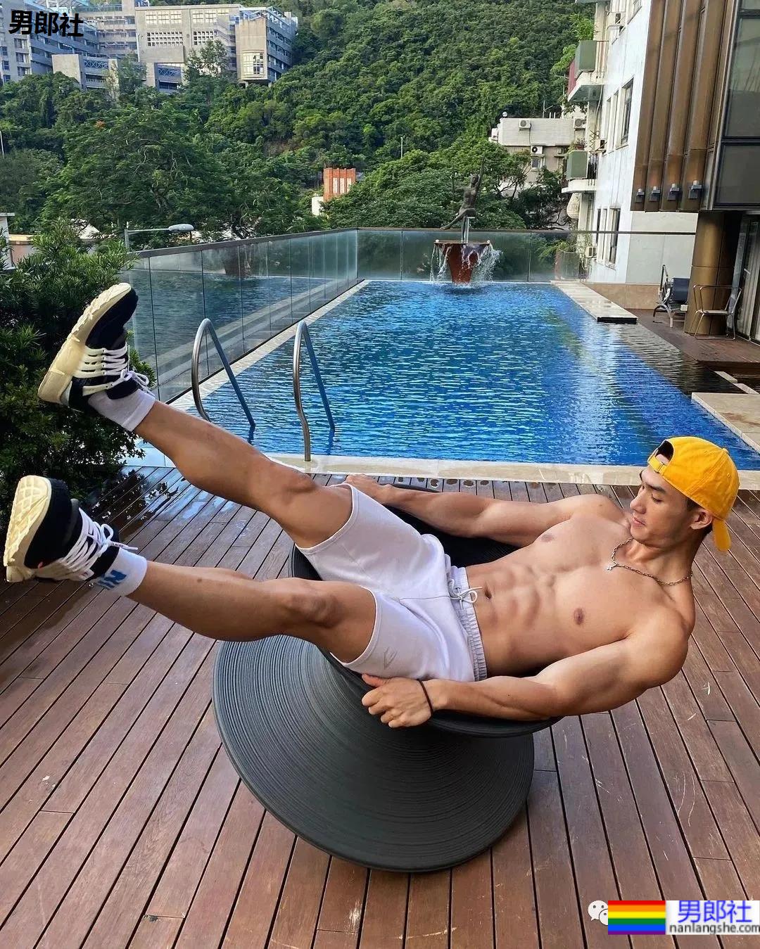 那个成了网红肌肉男的港姐儿子，新照露内裤边放飞自我 - 51虹马