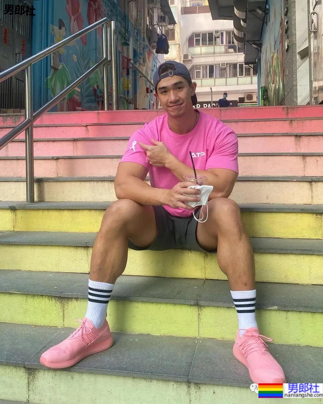 那个成了网红肌肉男的港姐儿子，新照露内裤边放飞自我 - 51虹马