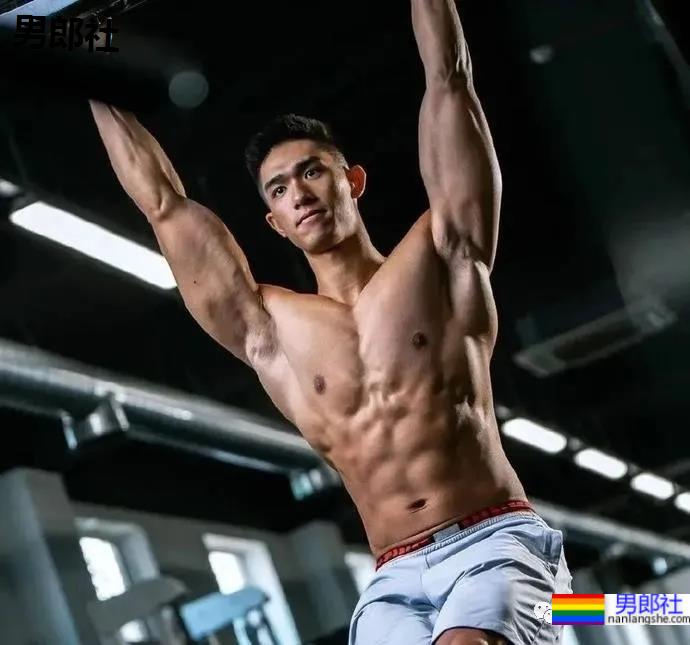 那个成了网红肌肉男的港姐儿子，新照露内裤边放飞自我 - 51虹马