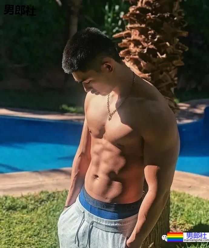 那个成了网红肌肉男的港姐儿子，新照露内裤边放飞自我 - 51虹马