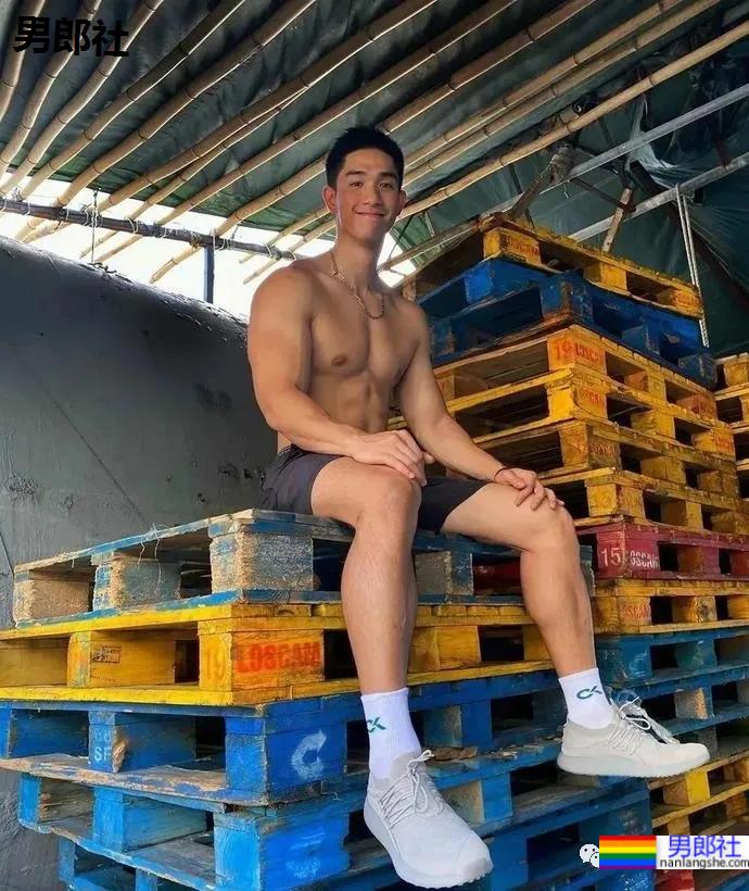 那个成了网红肌肉男的港姐儿子，新照露内裤边放飞自我 - 51虹马