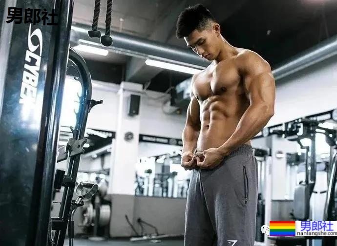 那个成了网红肌肉男的港姐儿子，新照露内裤边放飞自我 - 51虹马