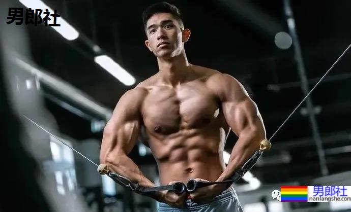 那个成了网红肌肉男的港姐儿子，新照露内裤边放飞自我 - 51虹马