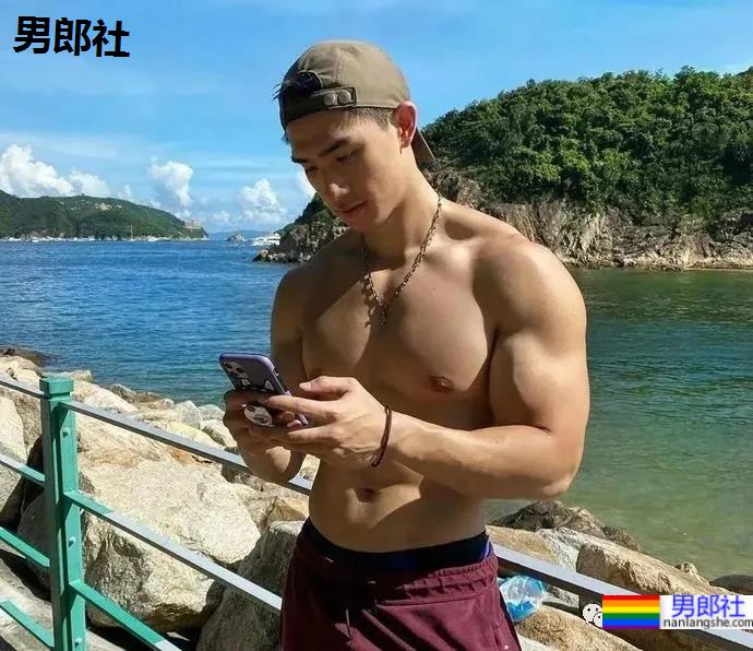 那个成了网红肌肉男的港姐儿子，新照露内裤边放飞自我 - 51虹马