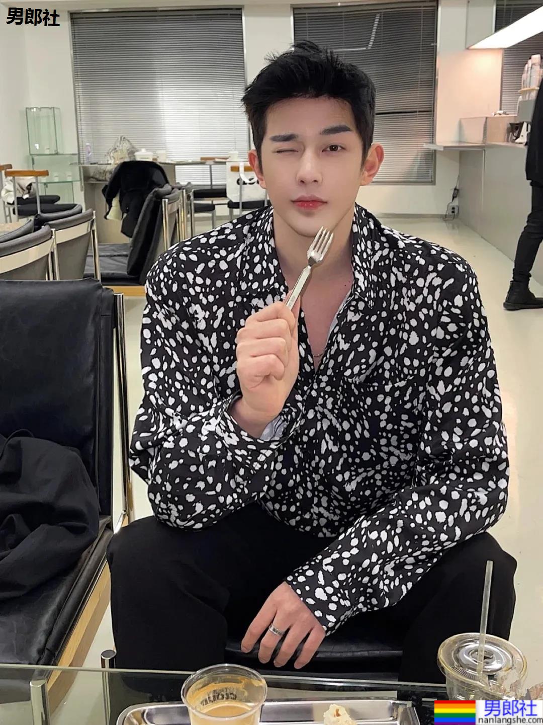 超帅鲜嫩网红博主，帅你一脸鼻血！ - 51虹马