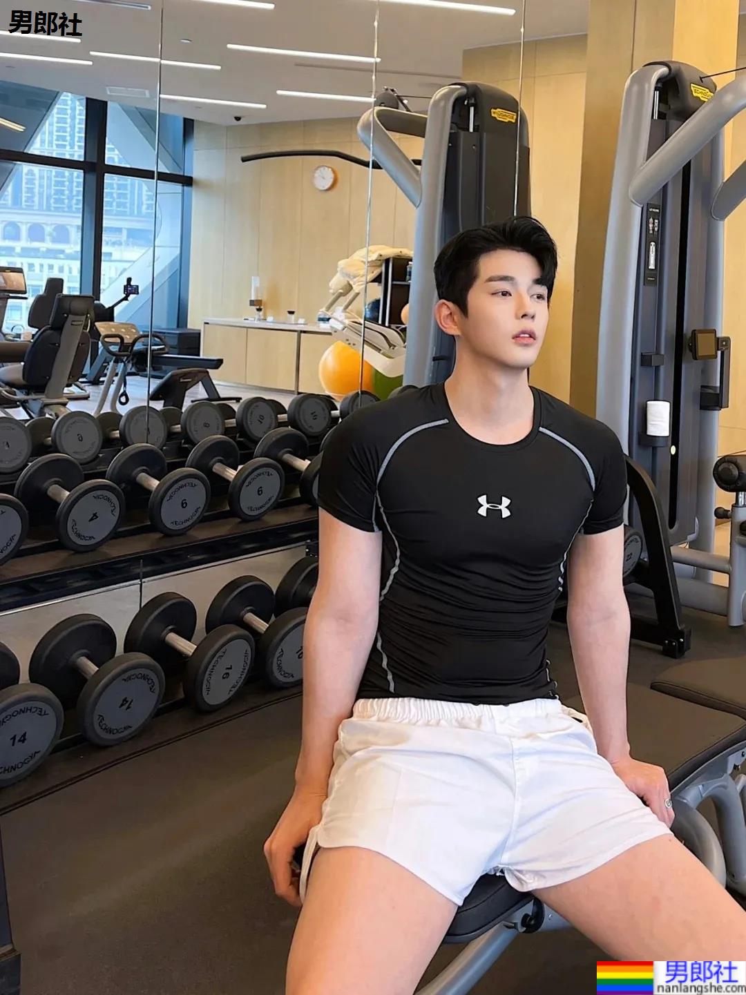 超帅鲜嫩网红博主，帅你一脸鼻血！ - 51虹马