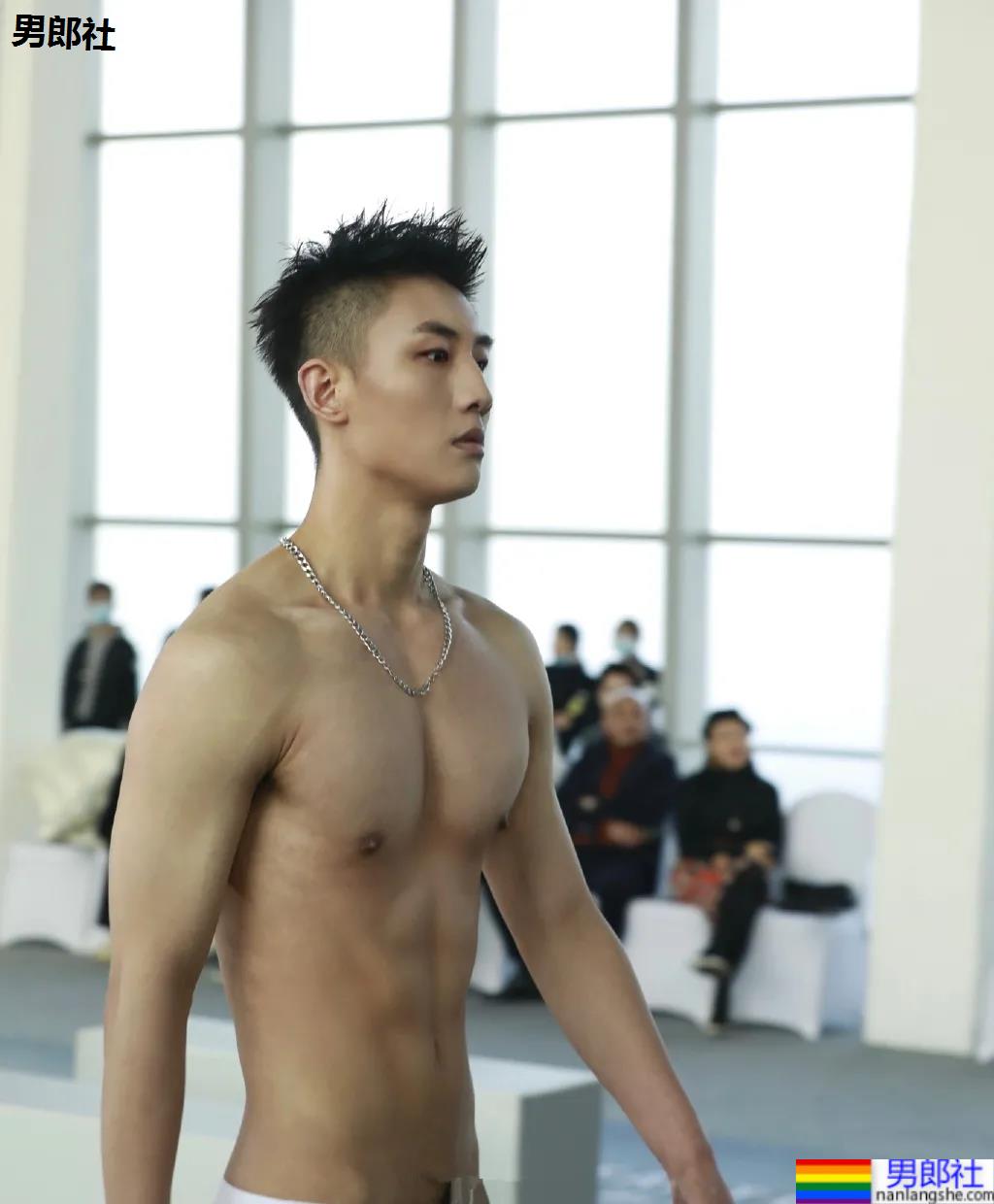 重庆神似黄景瑜的188体育生红遍票圈，因颜高条顺被盗图玩杀猪盘…… - 51虹马