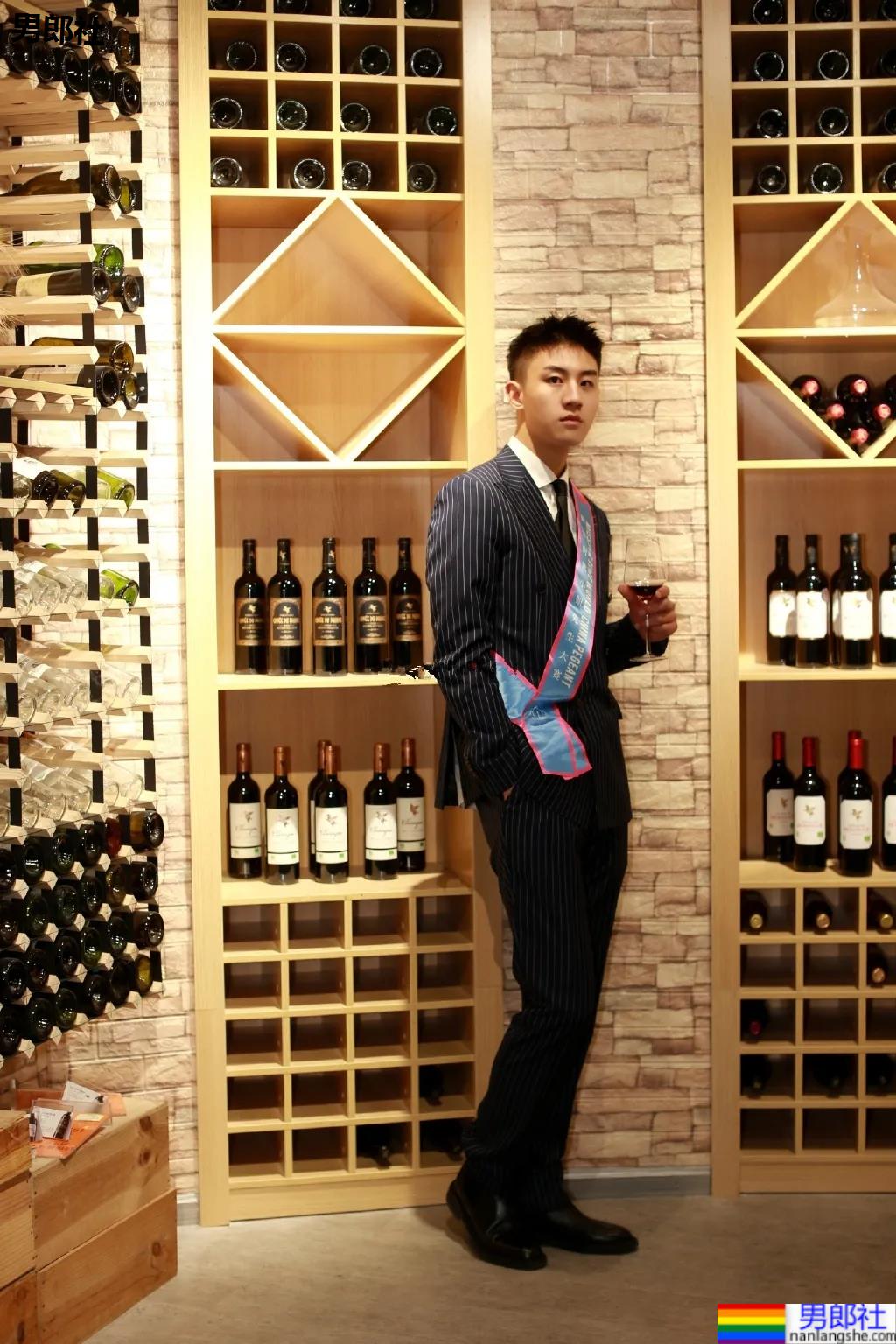 重庆神似黄景瑜的188体育生红遍票圈，因颜高条顺被盗图玩杀猪盘…… - 51虹马