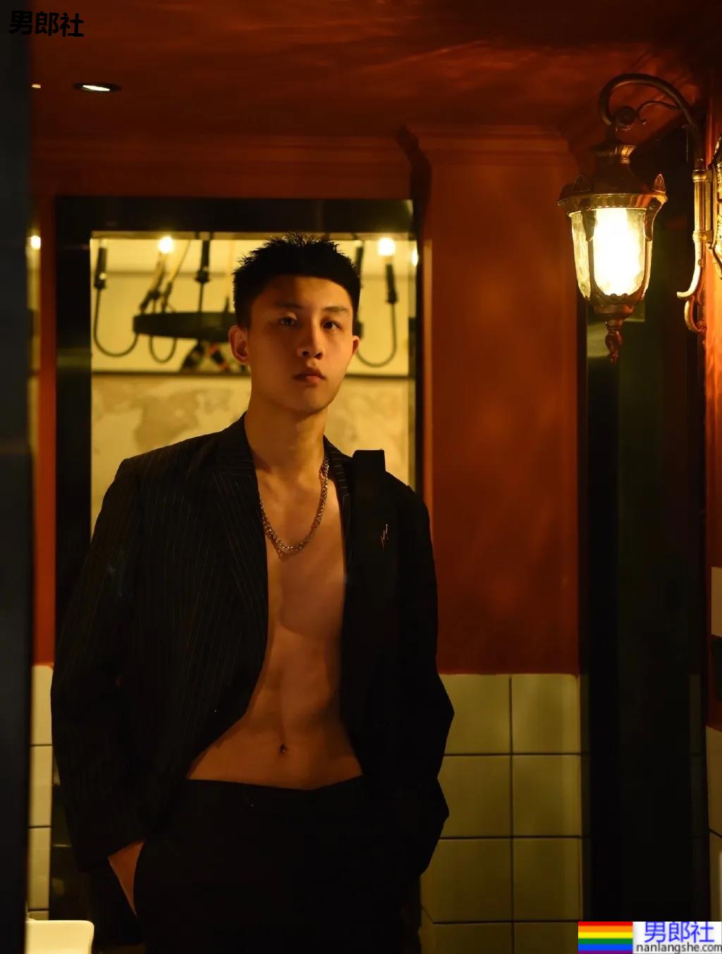 重庆神似黄景瑜的188体育生红遍票圈，因颜高条顺被盗图玩杀猪盘…… - 51虹马