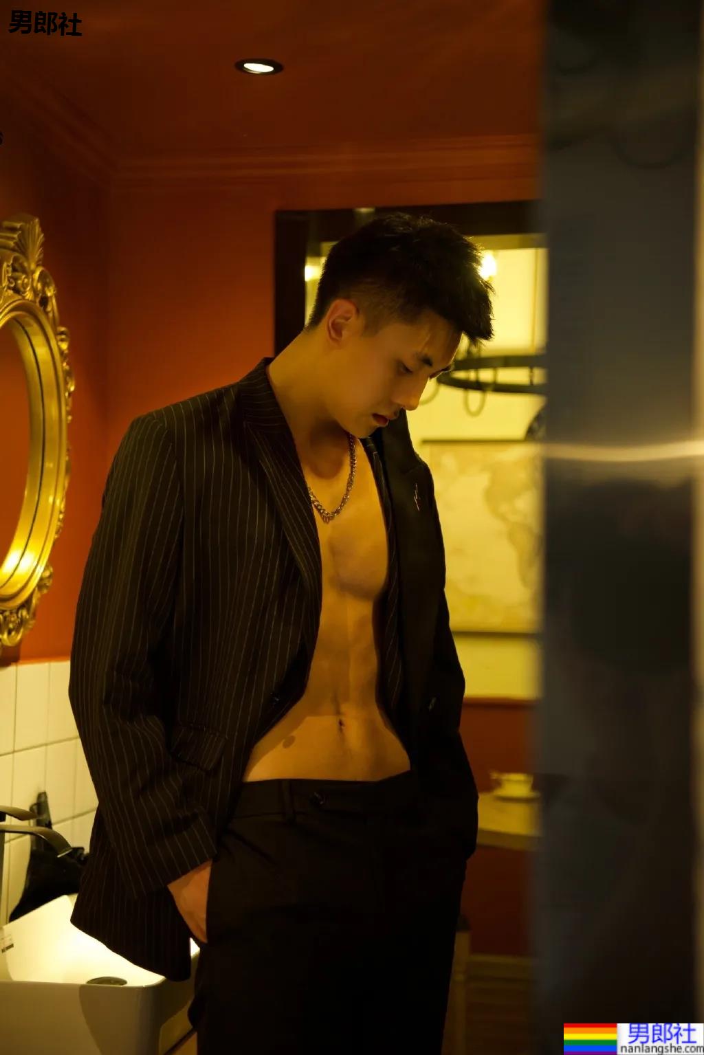 重庆神似黄景瑜的188体育生红遍票圈，因颜高条顺被盗图玩杀猪盘…… - 51虹马