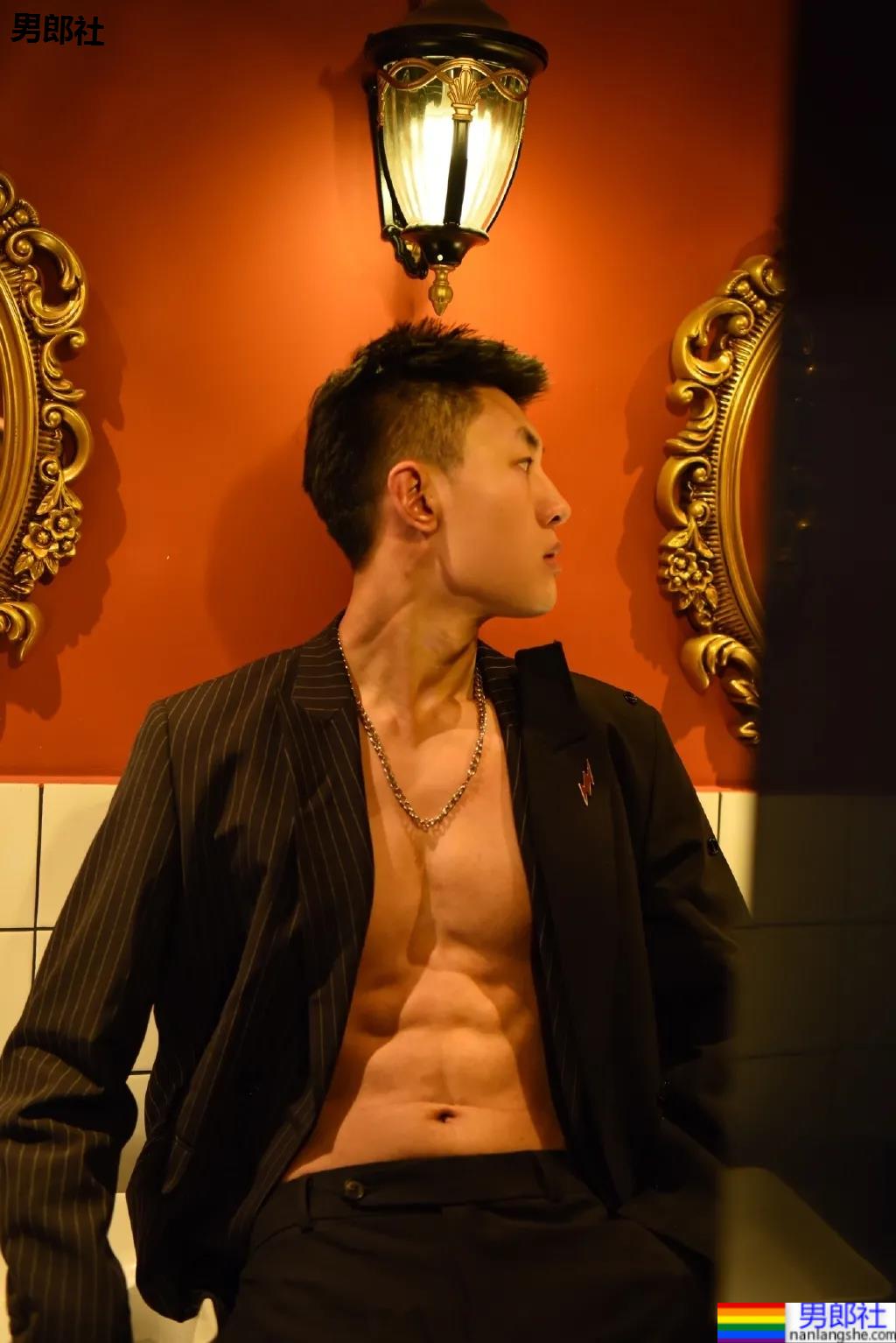 重庆神似黄景瑜的188体育生红遍票圈，因颜高条顺被盗图玩杀猪盘…… - 51虹马