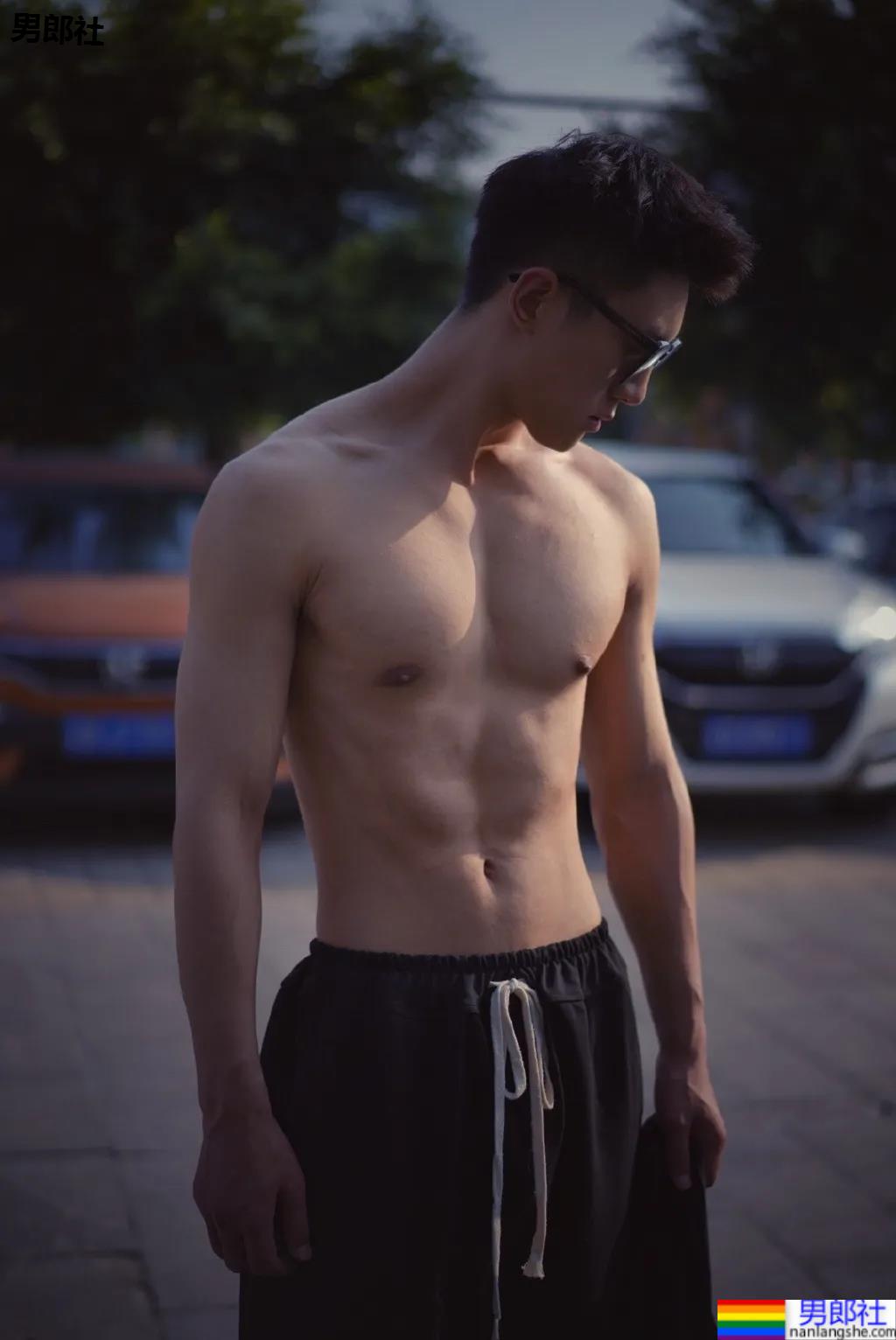 重庆神似黄景瑜的188体育生红遍票圈，因颜高条顺被盗图玩杀猪盘…… - 51虹马