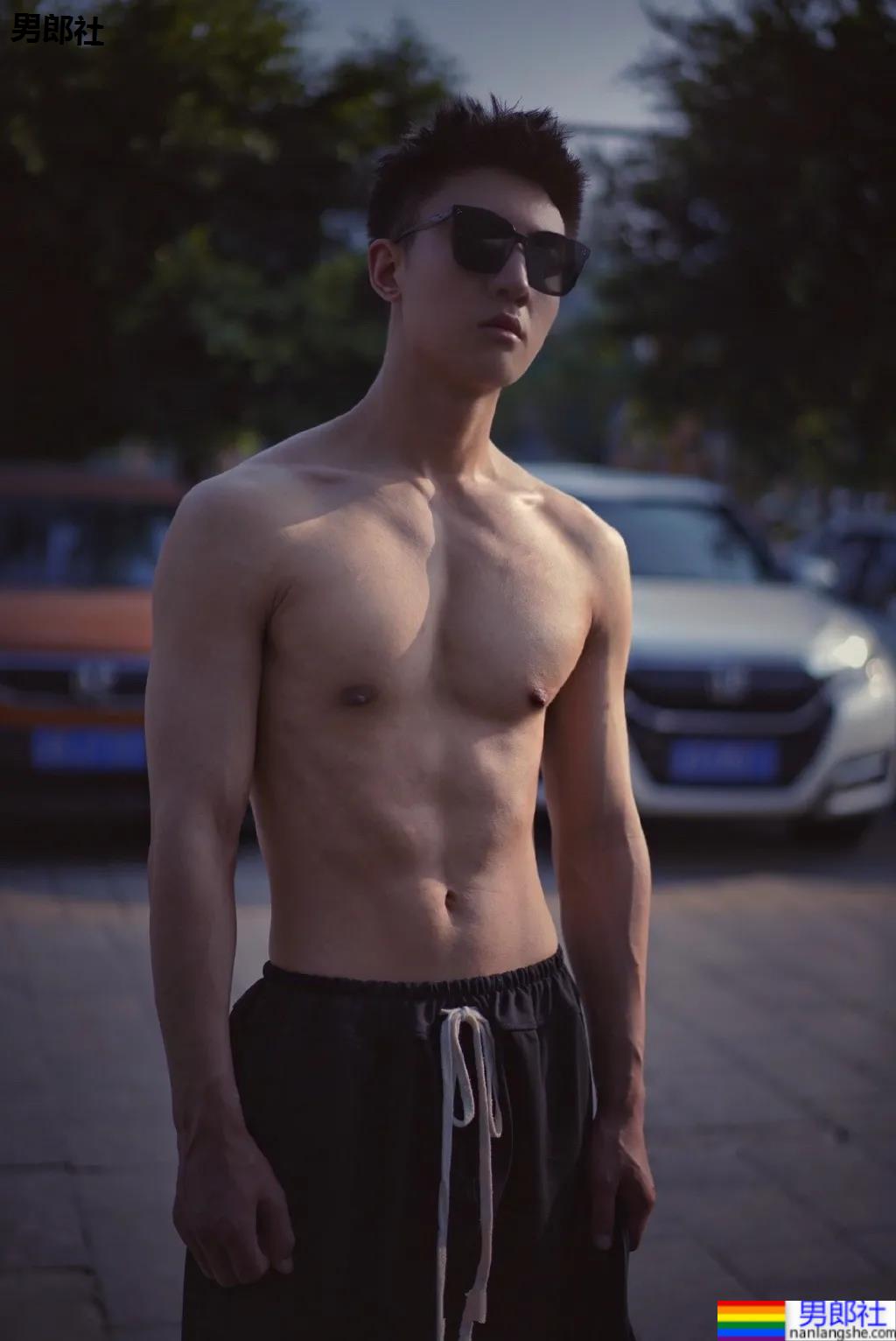 重庆神似黄景瑜的188体育生红遍票圈，因颜高条顺被盗图玩杀猪盘…… - 51虹马