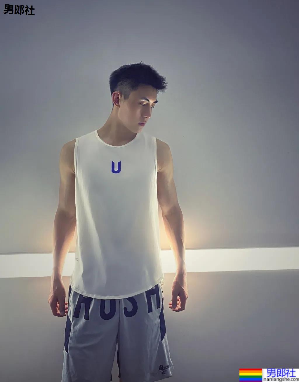 重庆神似黄景瑜的188体育生红遍票圈，因颜高条顺被盗图玩杀猪盘…… - 51虹马