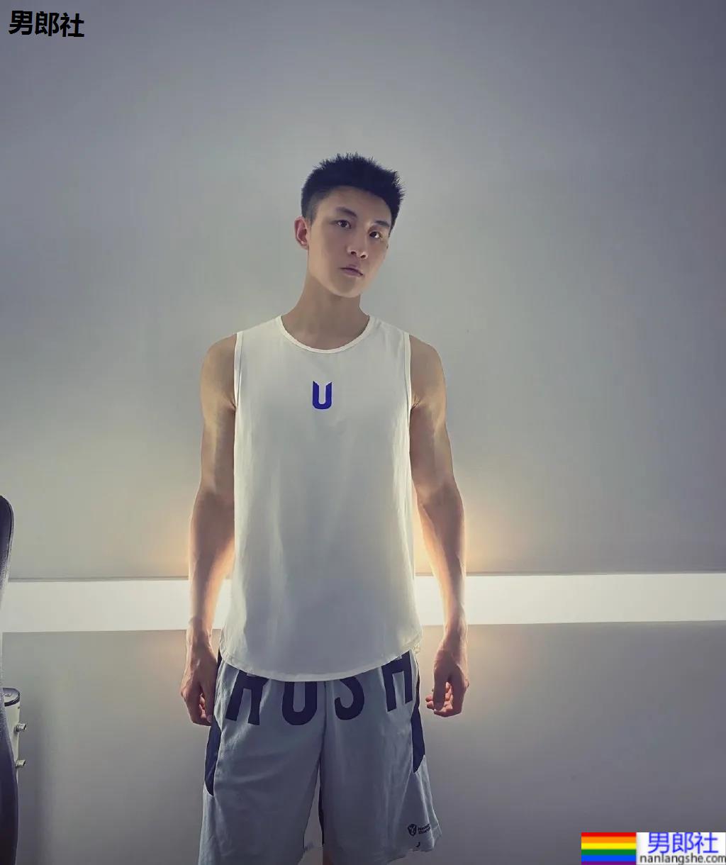 重庆神似黄景瑜的188体育生红遍票圈，因颜高条顺被盗图玩杀猪盘…… - 51虹马