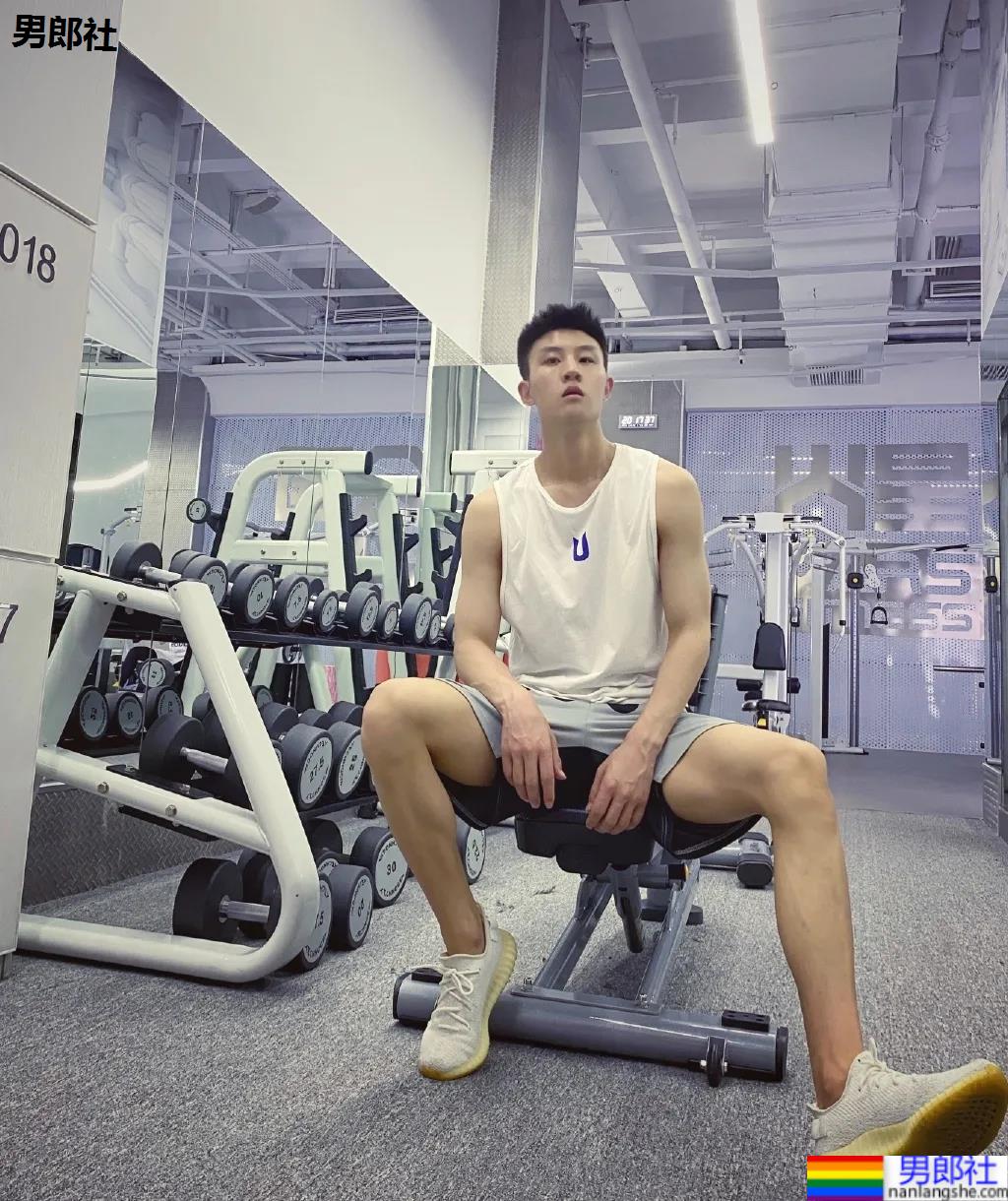 重庆神似黄景瑜的188体育生红遍票圈，因颜高条顺被盗图玩杀猪盘…… - 51虹马