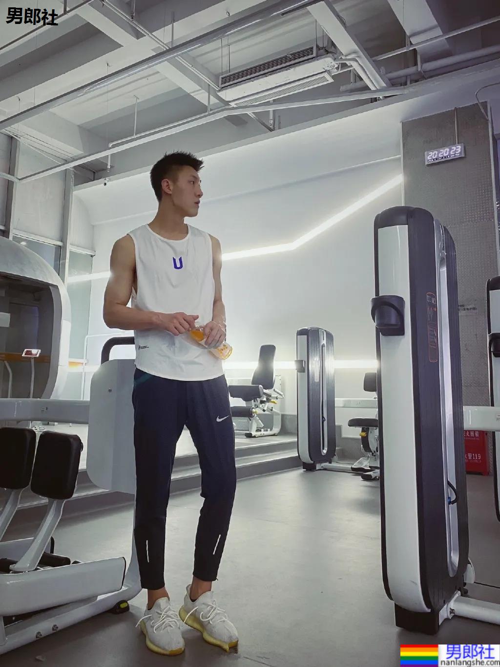 重庆神似黄景瑜的188体育生红遍票圈，因颜高条顺被盗图玩杀猪盘…… - 51虹马