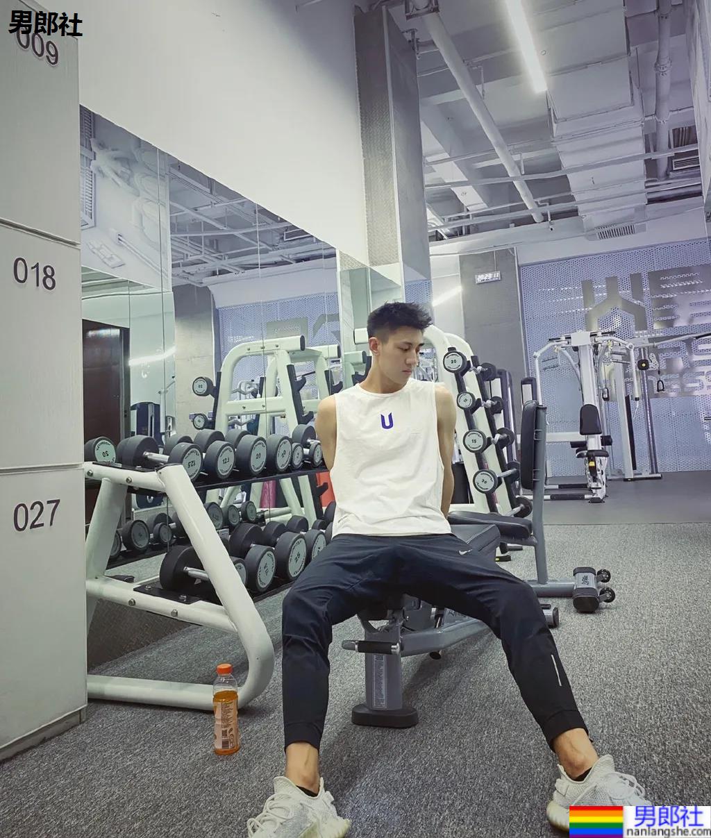 重庆神似黄景瑜的188体育生红遍票圈，因颜高条顺被盗图玩杀猪盘…… - 51虹马