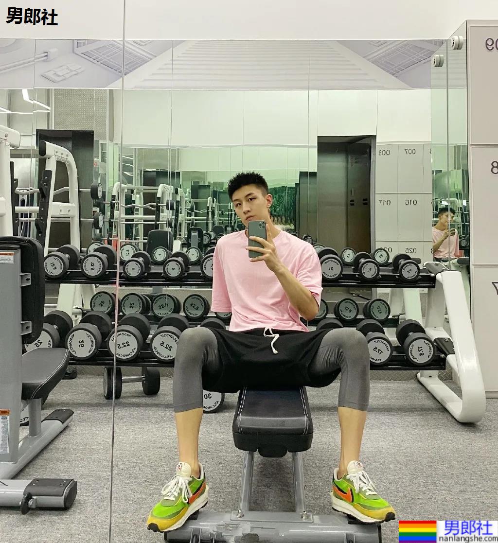 重庆神似黄景瑜的188体育生红遍票圈，因颜高条顺被盗图玩杀猪盘…… - 51虹马